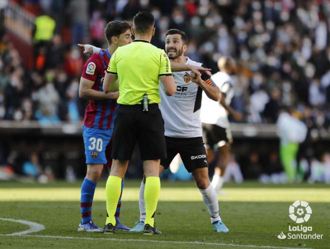 Gayà ante el Barça (Foto: Valencia CF)