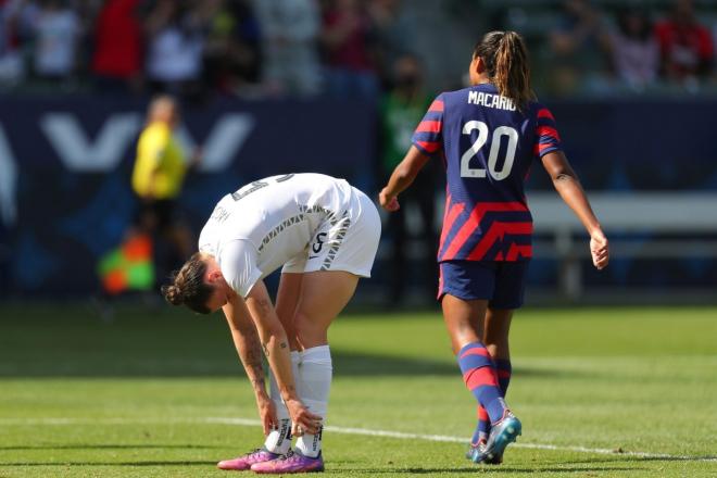 Meikayla Moore, abatida tras uno de sus goles en propia puerta.