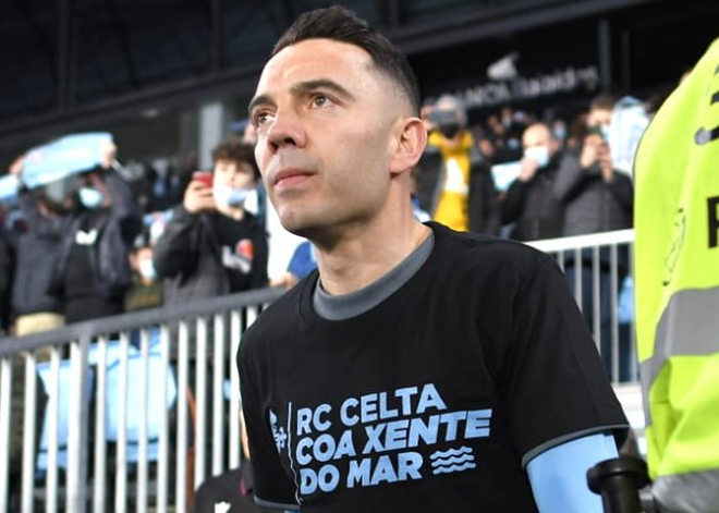 Aspas con una camiseta homenajeando a los marineros fallecidos en el 'Villa de Pitanxo' (Foto: RC Celta).