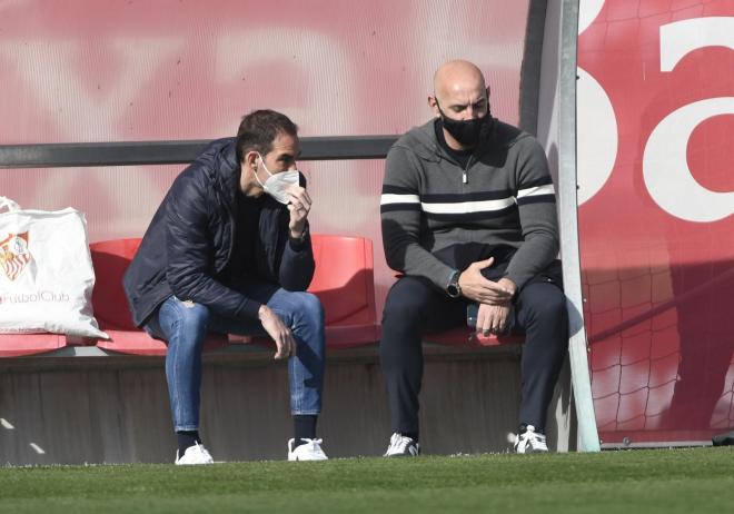 Monchi, junto a Fernando Navarro, en un entrenamiento del Sevilla (Foto: Kiko Hurtado).