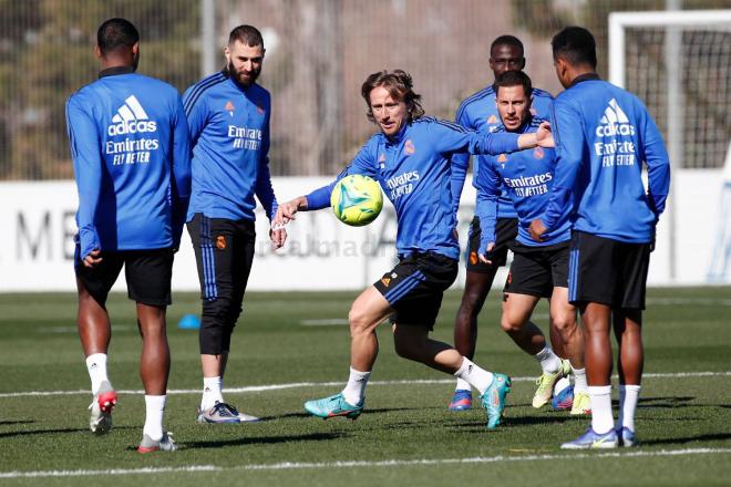 Modric, en un entrenamiento bajo la mirada de Benzema y Hazard (Foto: Real Madrid).