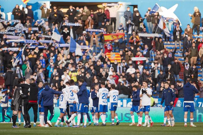 El Real Zaragoza celebra la victoria ante la UD Las Palmas con su afición (Foto: Daniel Marzo).