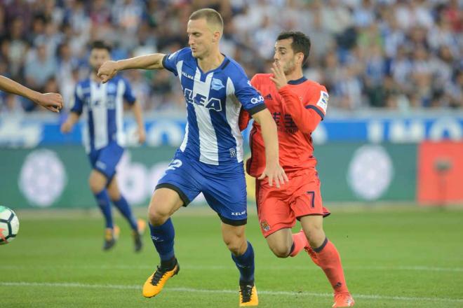 Rodrigo Ely pelea con Juanmi en un partido con el Alavés.