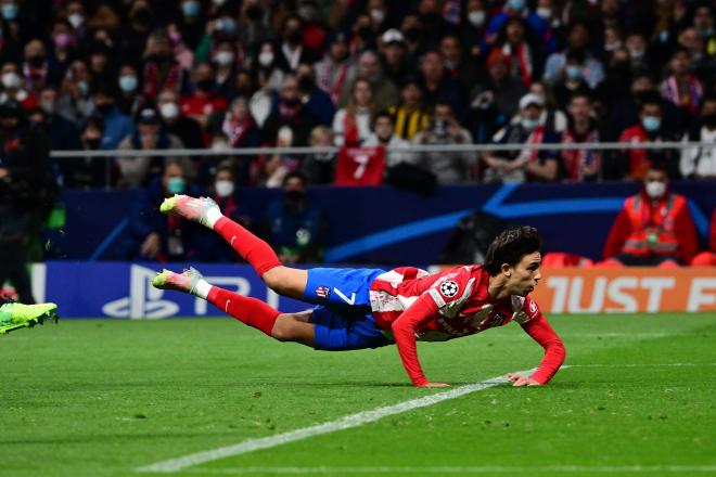 Joao Félix se lanza para marcar en el Atlético-United (Foto: Cordon Press).