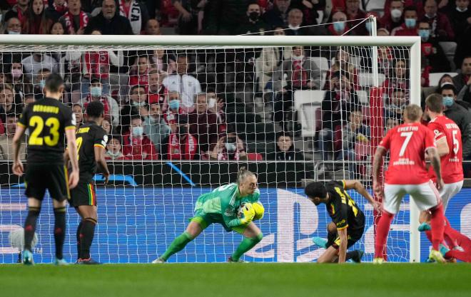 Pasveer agarra el balón en el Benfica-Ajax (Foto: Cordon Press).