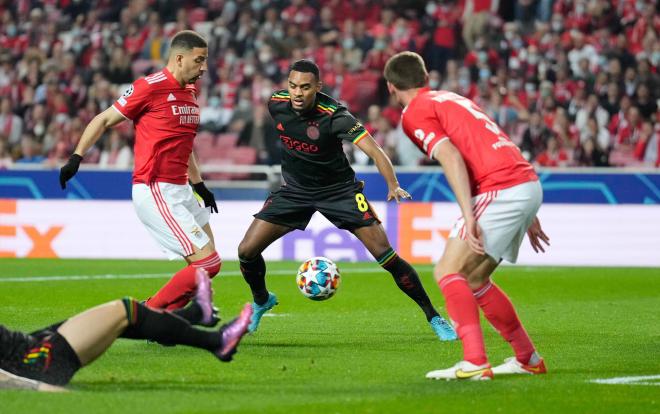 Gravenberch persigue el balón en el Benfica-Ajax (Foto: Cordon Press).