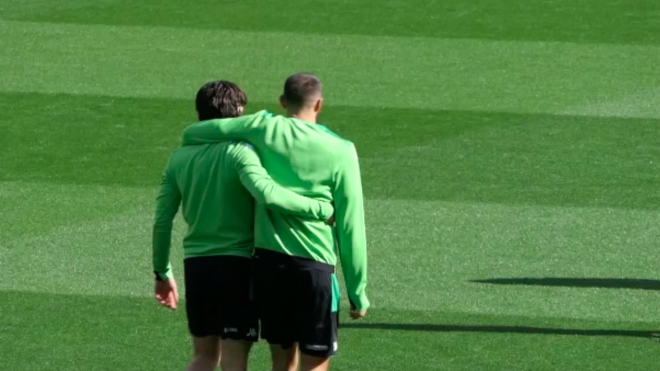 Borja Iglesias y Bellerín se abrazan en un entrenamiento del Betis.