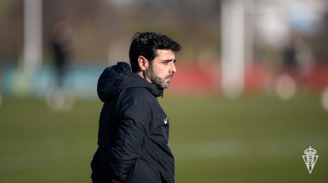 David Gallego dirige un entrenamiento con el Sporting. (Foto: Sporting de Gijón)