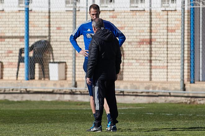 JIM habla con Petrovic en un entrenamiento del Real Zaragoza (Foto: Daniel Marzo).