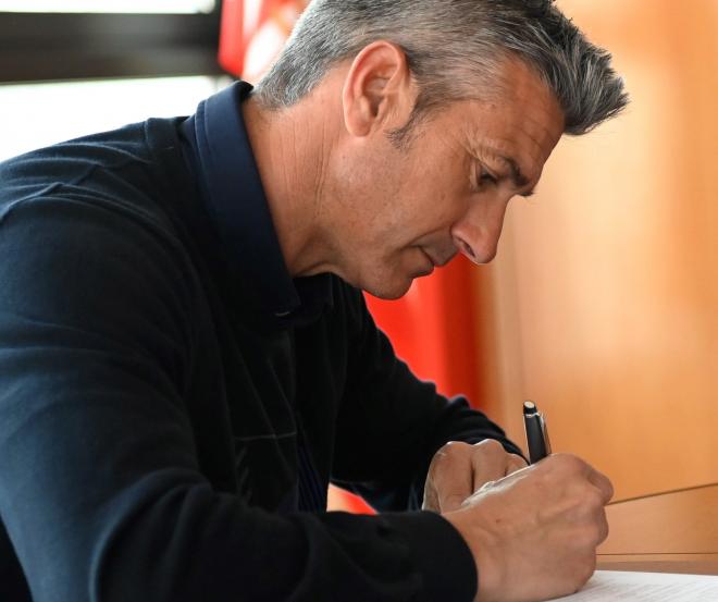 Pep Martí firma su contrato como nuevo fichaje del Sporting (Foto: Real Sporting).