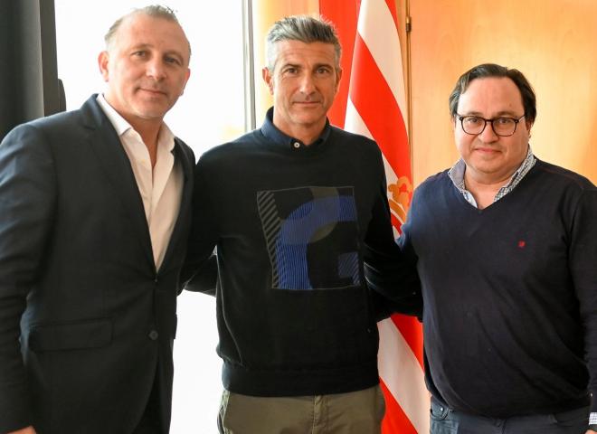 Javi Rico y Javier Fernández posan con Pep Martí, nuevo fichaje del Sporting (Foto: RSG).
