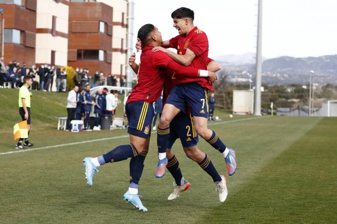 Loren celebra con sus compañeros de España sub 19 el gol ante Noruega (Foto: RFEF).