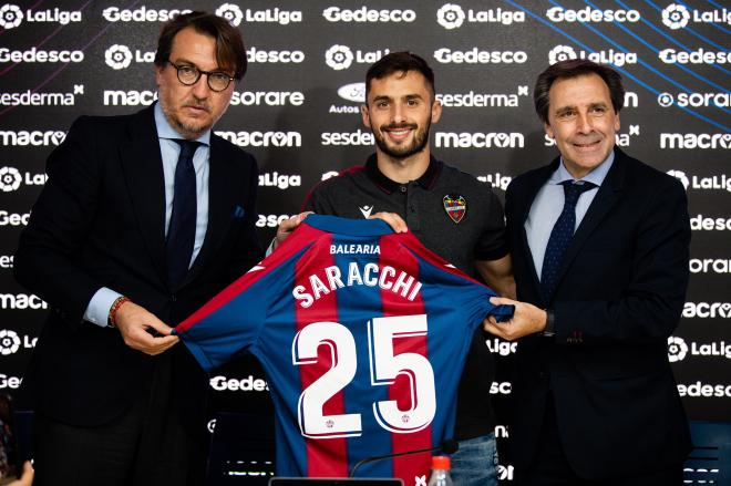 Saracchi presentado como nuevo jugador del Levante con Felipe Miñambres.