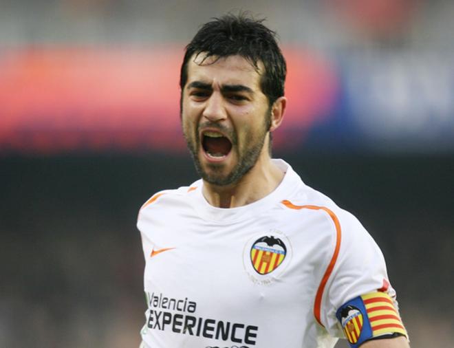 Albiol, con el brazalete de capitán, en el Valencia CF (Foto: EFE).