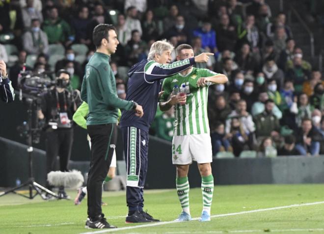 Manuel Pellegrini da instrucciones a Aitor Ruibal en un momento del Betis-Zenit (Foto: Kiko Hurtado).