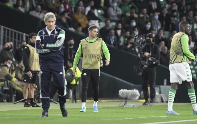 Joaquín calienta tras Manuel Pellegrini durante el Betis-Zenit (Foto: Kiko Hurtado).