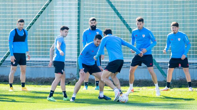 Pachanga y rondo de los Leones entrenándose en Lezama (Foto: Athletic Club).