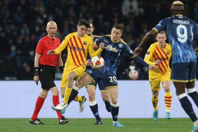 Pedri y Zielinski pelean por un balón en el Barça-Nápoles (Foto: Cordon Press).
