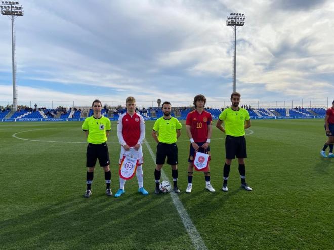 Julen Jon, capitán con España sub 21 ante Dinamarca (Foto: SEFutbol).