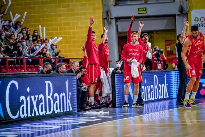 Alberto Díaz, en el banquillo, durante el España-Ucrania (Foto: @BaloncestoESP).