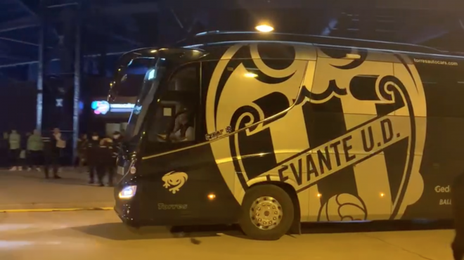 Autobús del Levante en una llegada al Ciutat de València.