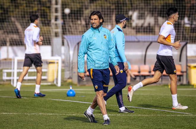 Angulo, técnico del Valencia Mestalla, en un entrenamiento en Paterna (Foto: Valencia CF)