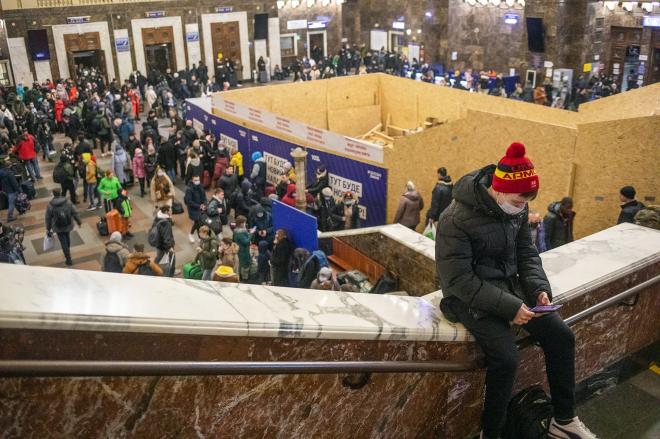 Miles de personas se refugian en las estaciones de metro de Kiev ante el temor de nuevos bombardeos por parte de Rusia (Foto: Cordon Press).