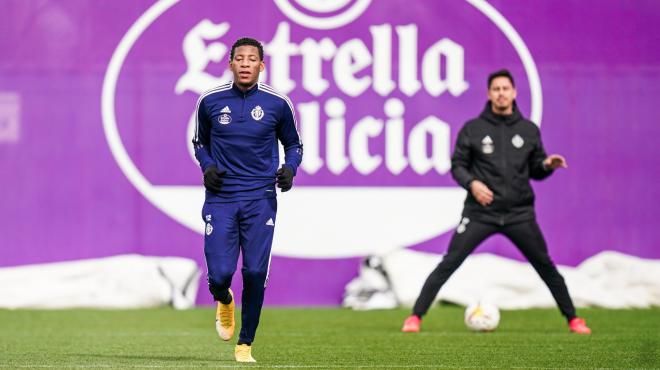 Plata se entrena al margen del equipo (Foto: Real Valladolid).