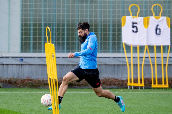 Asier Villalibre se entrena a todo gas en Lezama (Foto: Athletic Club).