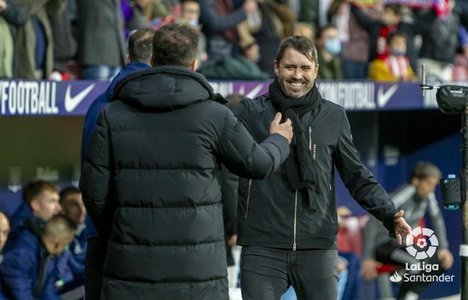 Eduardo Coudet saluda a Simeone antes del Atleti-Celta en el Wanda Metropolitano (Foto: LaLiga).