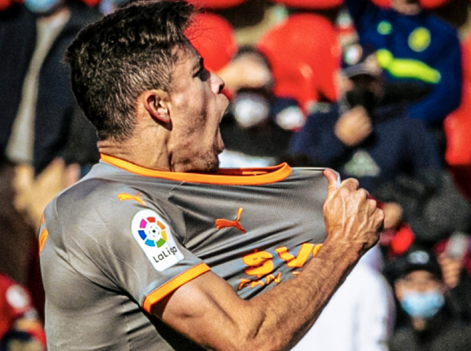Gabriel Paulista celebra un gol con el Valencia CF y se estira el escudo