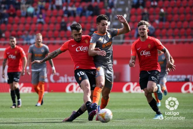 Hugo Duro pugna por una pelota con Antonio Sánchez en el Mallorca - Valencia (Foto: LaLiga).