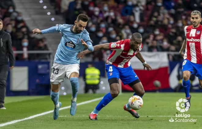 Kondogbia y Brais Méndez pugnan por un balón en el Atlético de Madrid-Celta (Foto: LaLiga).