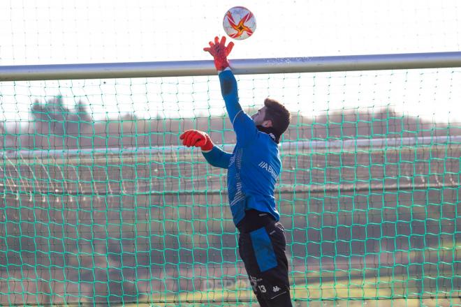 Pablo Brea despejando un balón durante un entrenamiento con el Dépor (Foto: RCD).