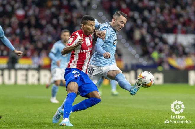 Reinildo pelea por un balón con Iago Aspas (Foto: LaLiga).