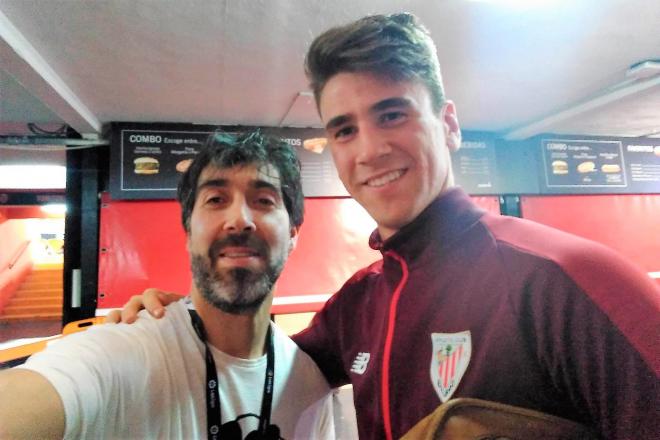 Fernando Santamaría, peñista del Athletic en Valencia, con Unai Simón.