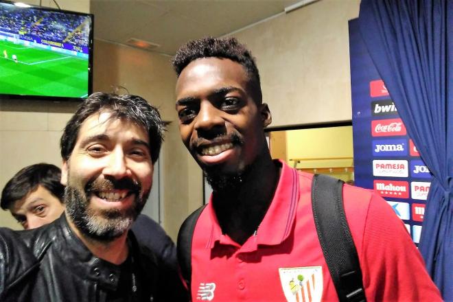 Fernando Santamaría, peñista del Athletic Club que vive en Valencia, posa con Iñaki Williams.