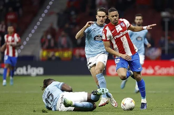 Joseph Aidoo y Denis Suárez defienden a Renan Lodi durante el Atleti-Celta en el Wanda Metropolita