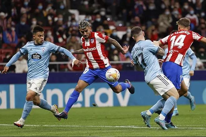 Fran Beltrán defiende a Ángel Correa durante el Atleti-Celta en el Wanda Metropolitano (Foto: EFE