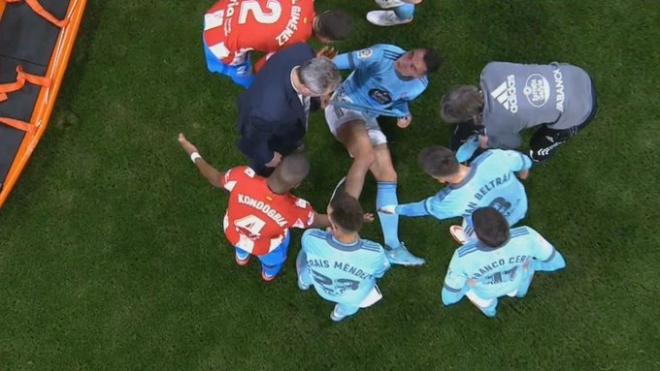 Iago Aspas se duele tras la falta de Giménez durante el Atleti-Celta en el Wanda Metropolitano (Fo