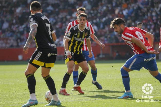 Pugna por el balón en el Sporting - Zaragoza. (Foto: LaLiga)