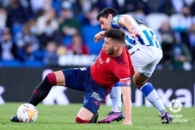 Ander Martin pelea por un balón con un jugador de Osasuna (Foto: LaLiga).