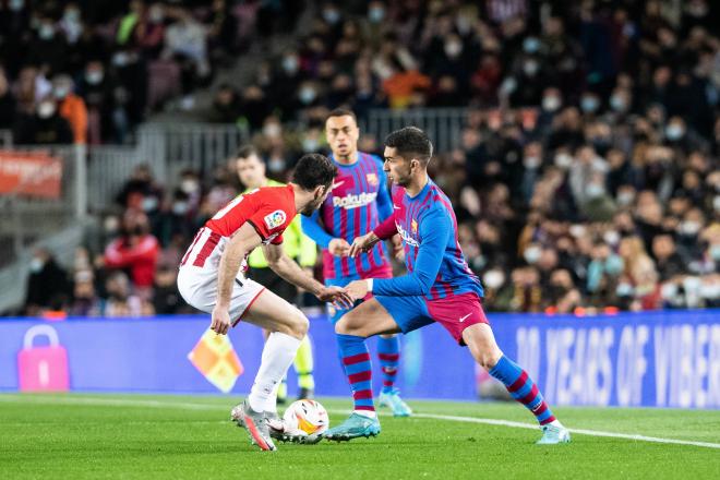 Ferran Torres encara a un defensa del Athletic (Foto: Cordon Press).