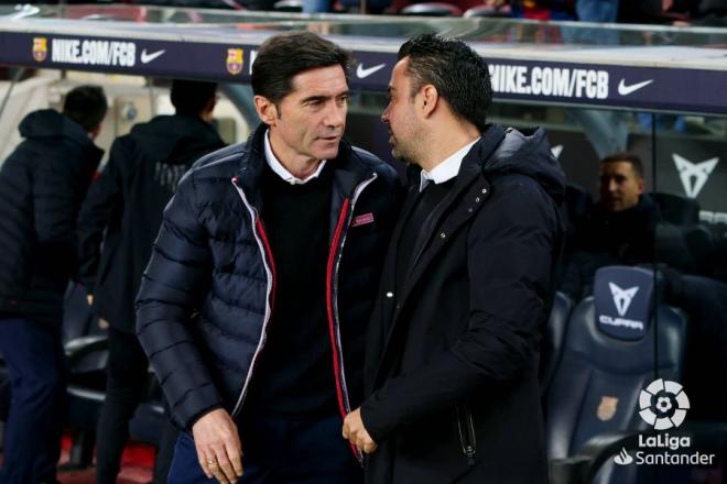 Marcelino saluda a Xavi en el encuentro ante el Barça en el Camp Nou (Foto: LaLiga).