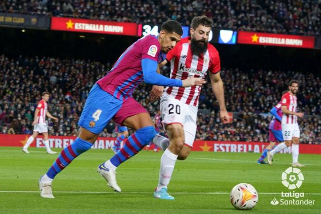 Araujo lucha un balón con Villalibre en el Barcelona-Athletic.