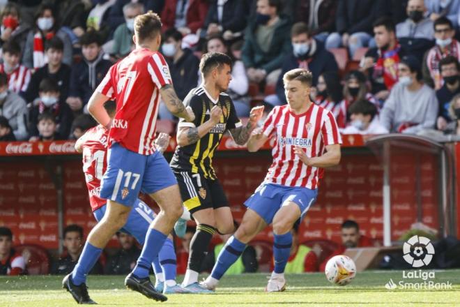 Jugadores del Sporting pugnan por un balón ante el Zaragoza. (Foto: LaLiga)