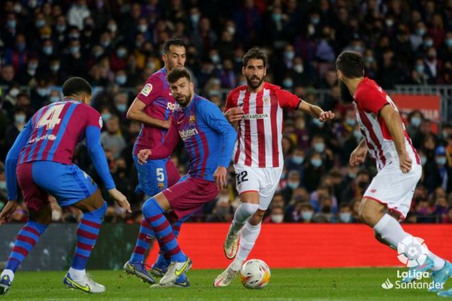 Raúl García ante el Barça en el Camp Nou (Foto: LaLiga).