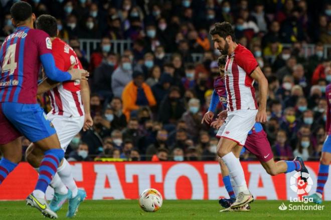 Raúl García ante el Barça en el Camp Nou (Foto: LaLiga).