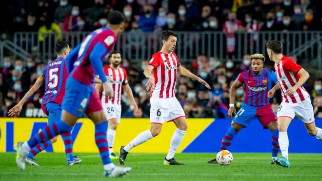 El vitoriano Mikel Vesga ante el Barça en el Camp Nou (Foto: Athletic Club).