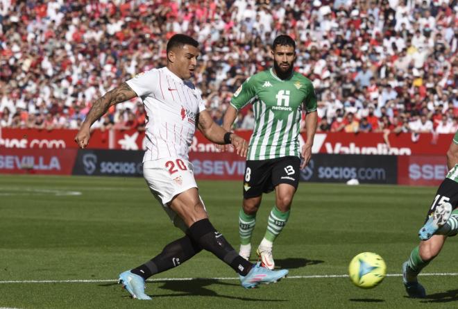 Diego Carlos en el Sevilla-Betis. (Foto: Kiko Hurtado).